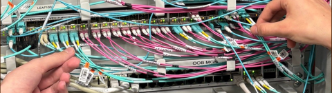Zwei Auszubildende der GKD Recklinghausen vor einem Servertower